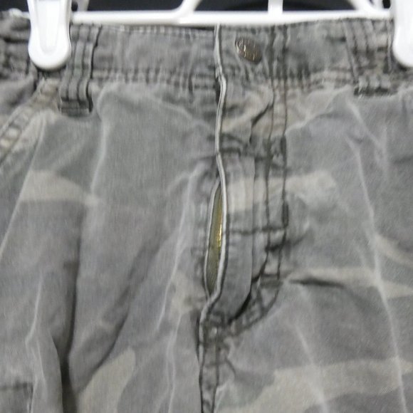 VF JEANSWEAR | 7 Regular | Camouflage / Camo | Cargo Shorts | Snap Buttons | GUC - Picture 4 of 12